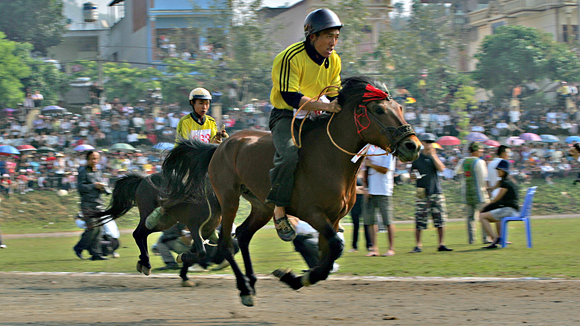 Tưng bừng lễ hội đua ngựa, bắn s&uacute;ng ở Bắc H&agrave;